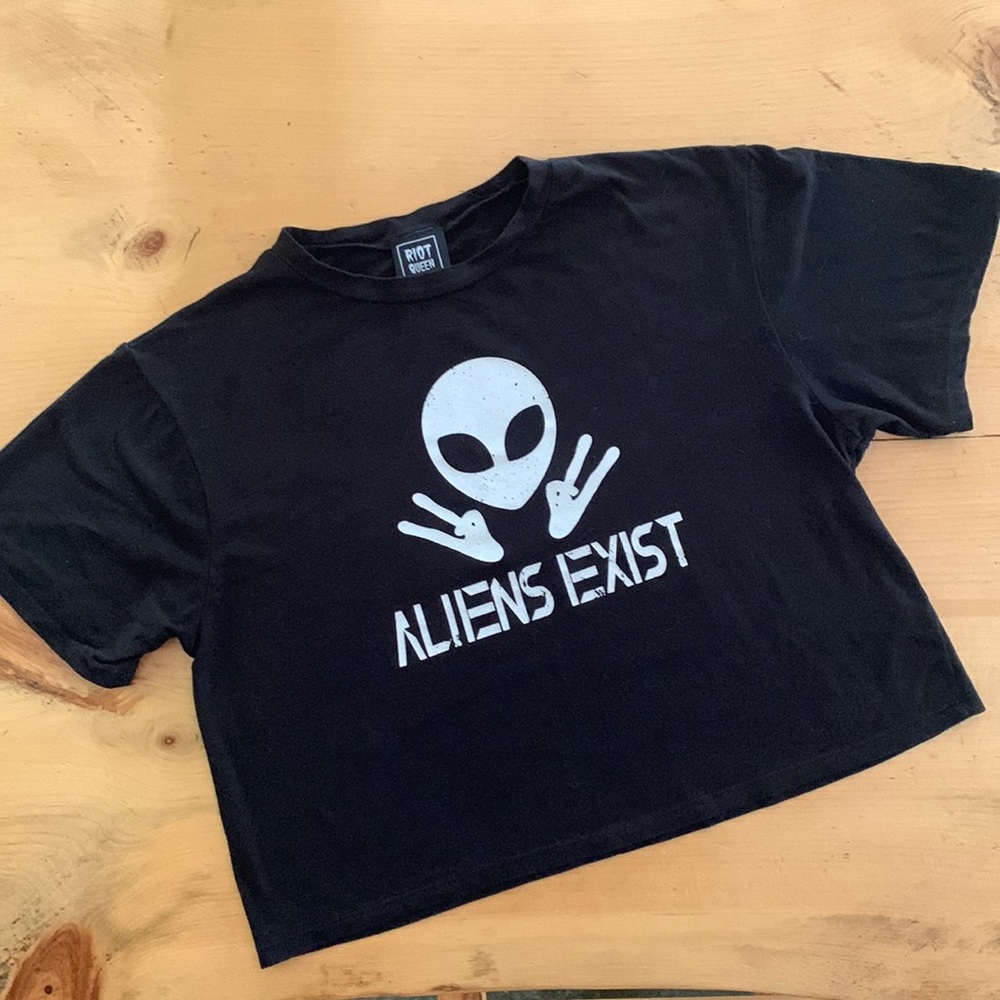 Riot Queen "Aliens Exist" Cropped Shirt